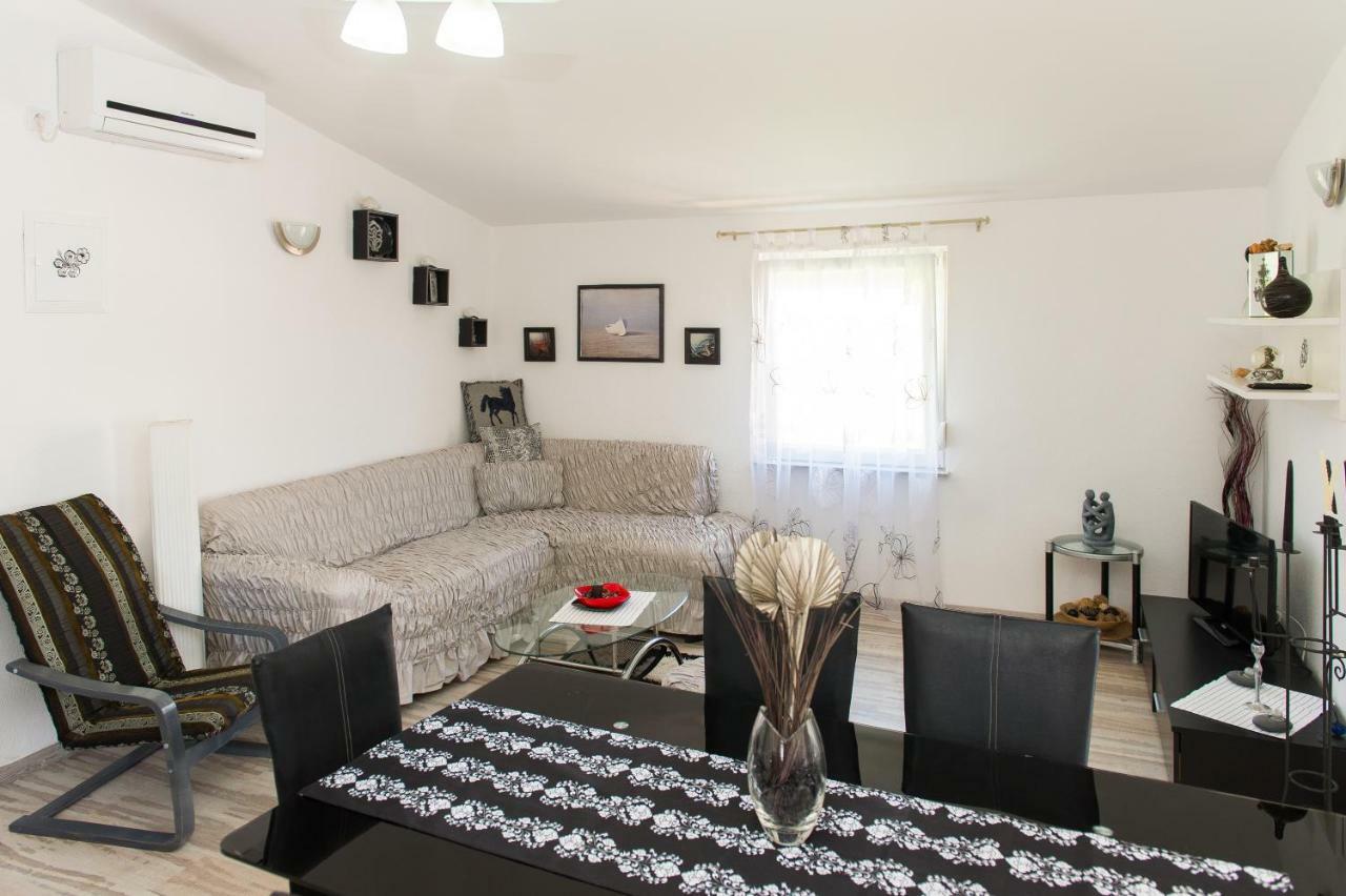 Apartment Ella โรกอซนิซา ภายนอก รูปภาพ