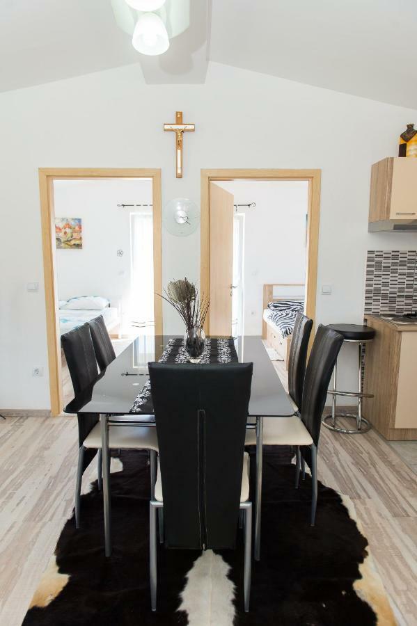 Apartment Ella โรกอซนิซา ภายนอก รูปภาพ